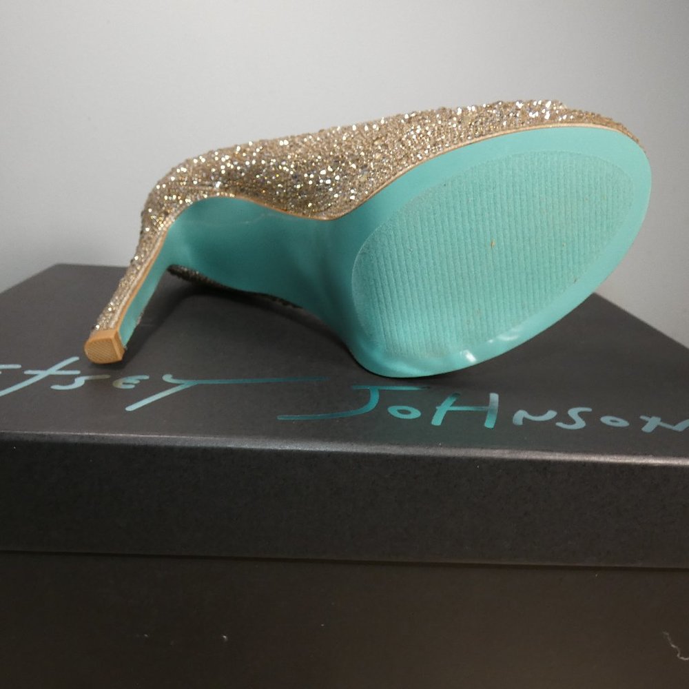 NiB SPARKLING Betsey Johnson Dane Peep Toe Pump, Light Gold, 8.5 - Picture 13 of 16